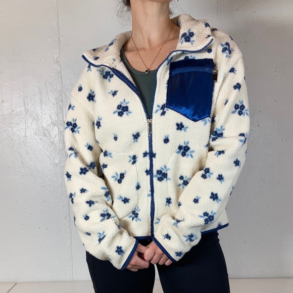 Coco & Shay Jackets & Blazers - Soft Daitsy Floral White Fleece Full Zip Jacket